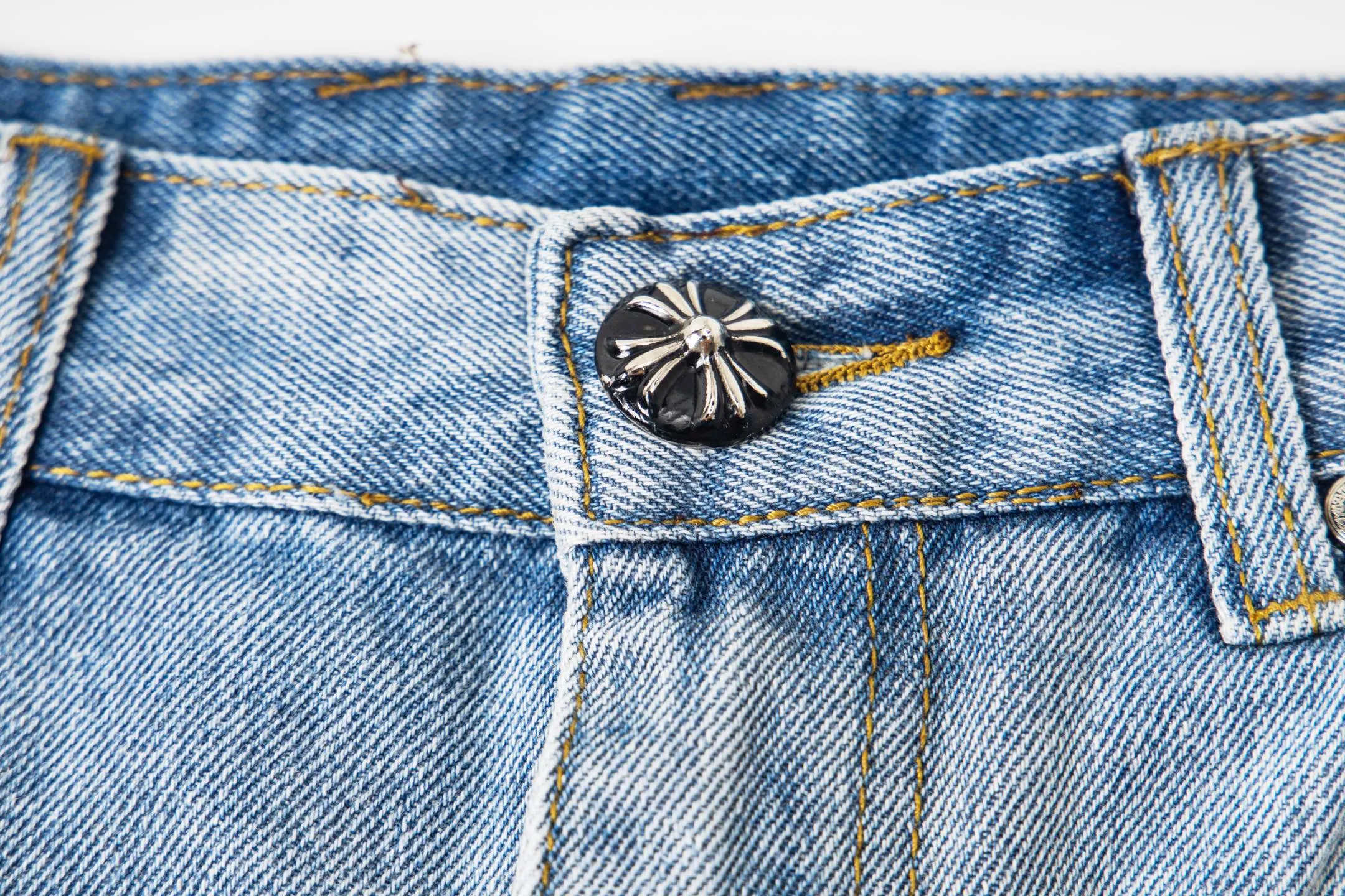 P240 Chrome Hearts light blue, black and white multi-quick leather couple jeans are a hot item this season and are sought after by countless celebrities and fashionistas. The neat details of the cutting process add color to the playful fashion! The neat and meticulous design, and the well-fitting structure is unique. The upper body not only has outstanding recognition, but also looks younger and younger. A style with the ultimate wearing meaning and performance, gorgeous color matching, and the craftsmanship of this style is also extremely extraordinary. After the finished product is washed, it is disassembled and hand-made with sheepskin cross leather and then spliced ​​together to complete. The whole piece has too many craftsmanship to describe. It is decorated with patchwork cross flowers and high-waisted washed jeans! ! Absolutely high-end luxury product, a god-level single product, a super popular product, made by top heavy industry, a magic weapon that cannot be missed. Style number: 1830# Size: 28 30 32 34 36 Color: light blue